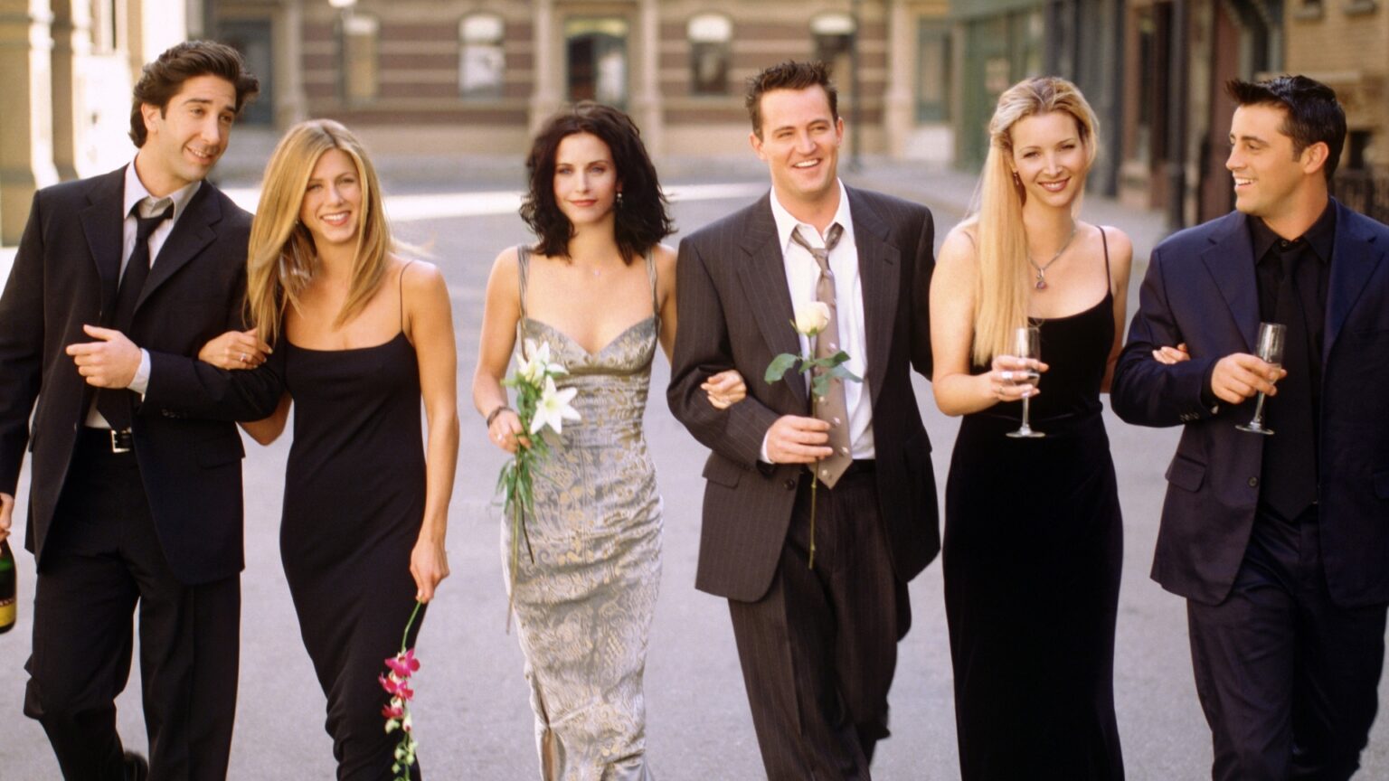 Friends: Relembre looks inesquecíveis que marcaram a série Jennifer Aniston, Courteney Cox, Lisa Kudrow, Matt LeBlanc, Matthew Perry e David Schwimmer em Friends (Divulgação / Warner)