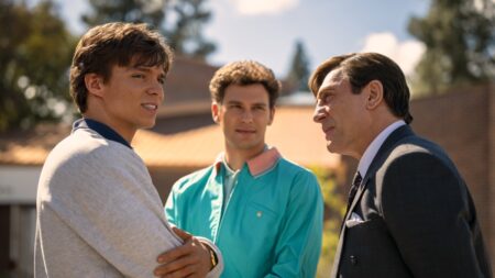 Ator responde críticas de Erik Menendez sobre a série Monstros: Irmãos Menendez Javier Bardem, Cooper Koch e Nicholas Alexander Chavez em Monstros: Irmãos Menendez: Assassinos de Pais (Reprodução / Netflix)