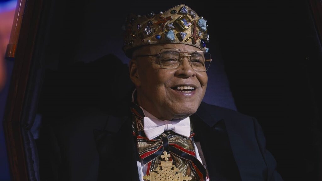 James Earl Jones como Rei Jaffe Joffer em Um Príncipe em Nova York 2 (Reprodução)