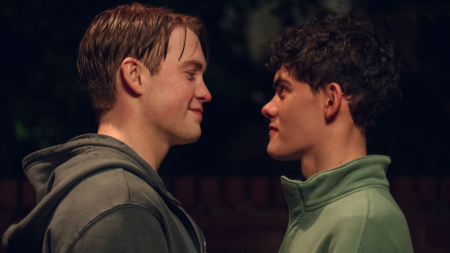 Kit Connor como Nick Nelson e Joe Locke como Charlie Spring em Heartstopper
