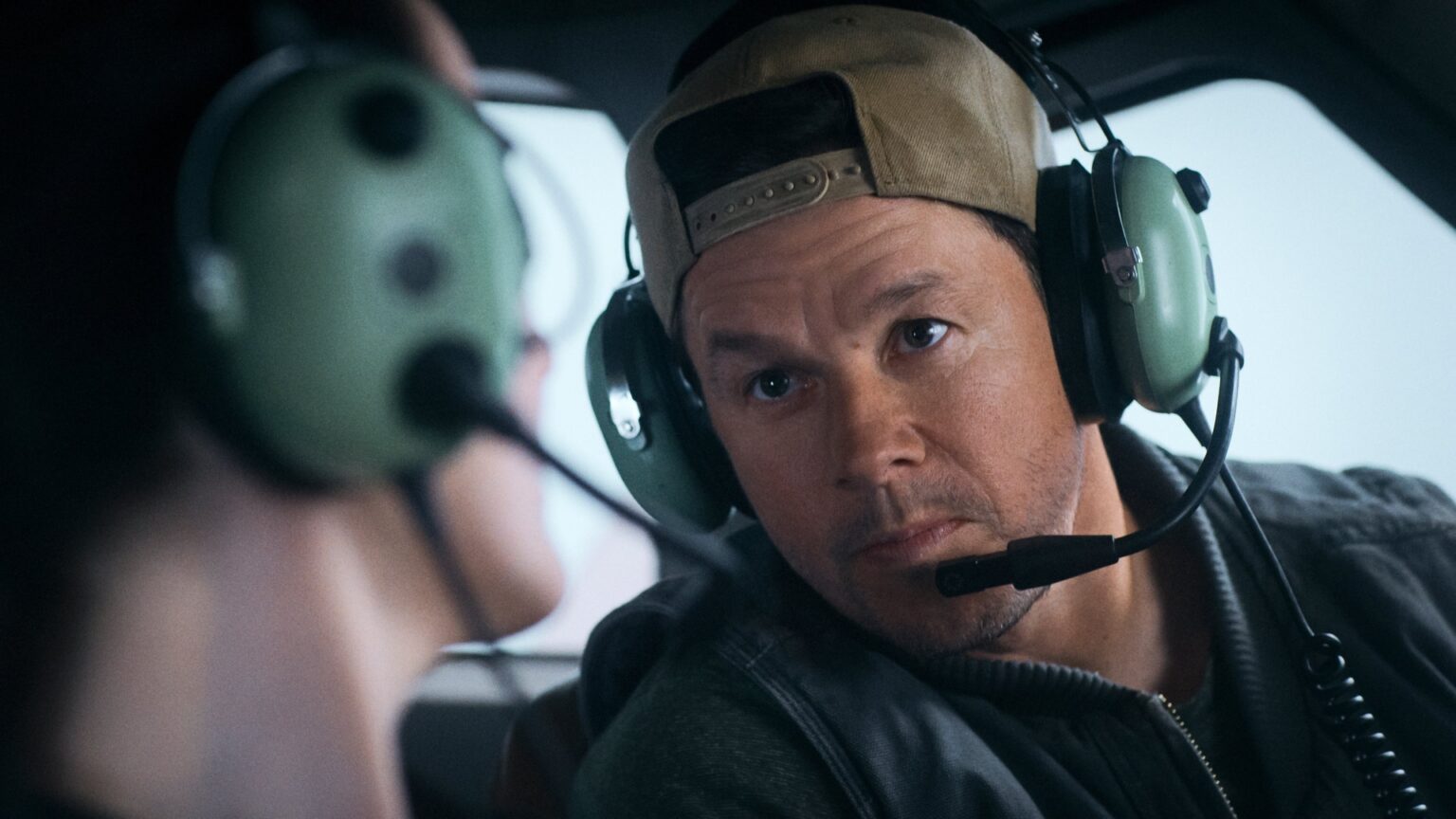 Com direção de Mel Gibson, suspense Ameaça no Ar ganha data de estreia Mark Wahlberg como Daryl Booth em Ameaça no Ar (Reprodução / ParisFilmes)