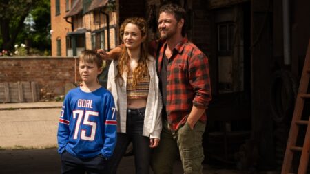 Dan Hough, Aisling Franciosi e James McAvoy em Não Fale o Mal (Reprodução / Universal Pictures)