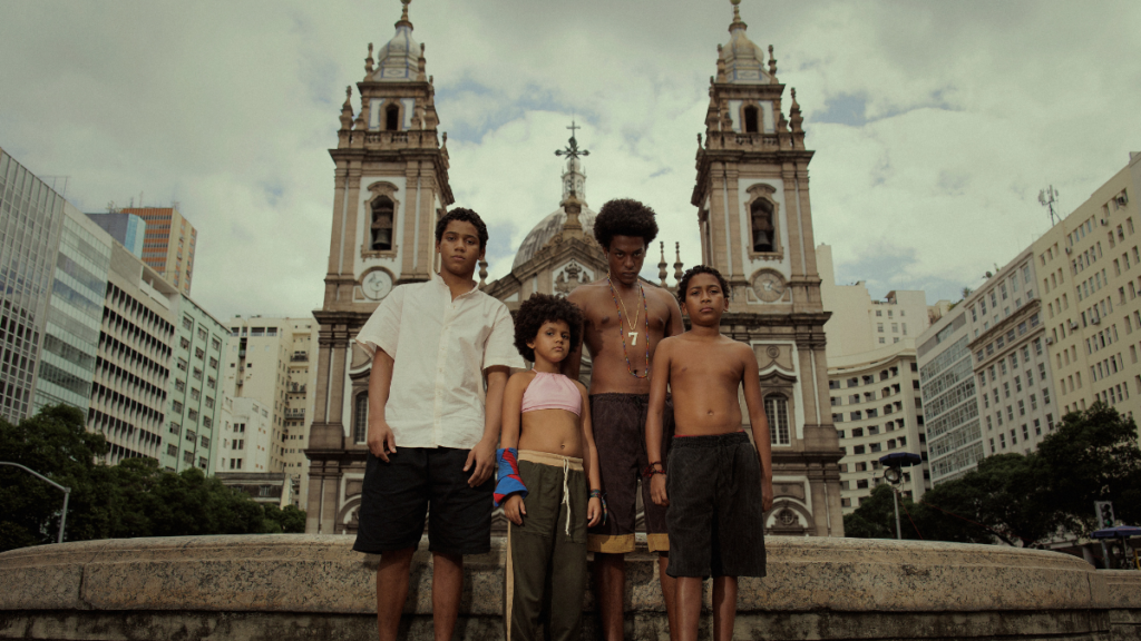 Douglas (Samuel Silva), Sete (Patrick Congo), Jesus (Andrei Marques) e Pipoca (Wendy Queiroz) em Os Quatro da Candelária, produção da Netflix