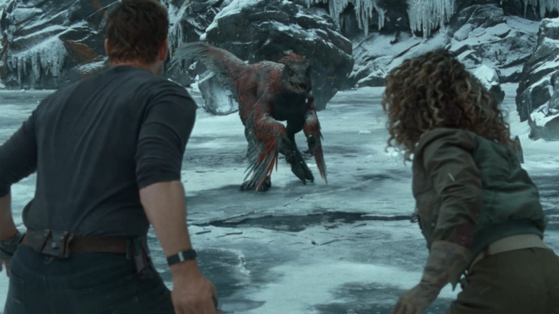 Os tipos de raptores que apareceram na franquia Jurassic World 7 Owen (Chris Pratt) e Kayla (DeWanda Wise) encaram um Pyroraptor em Jurassic World: Domínio (Reprodução / Universal Pictures)
