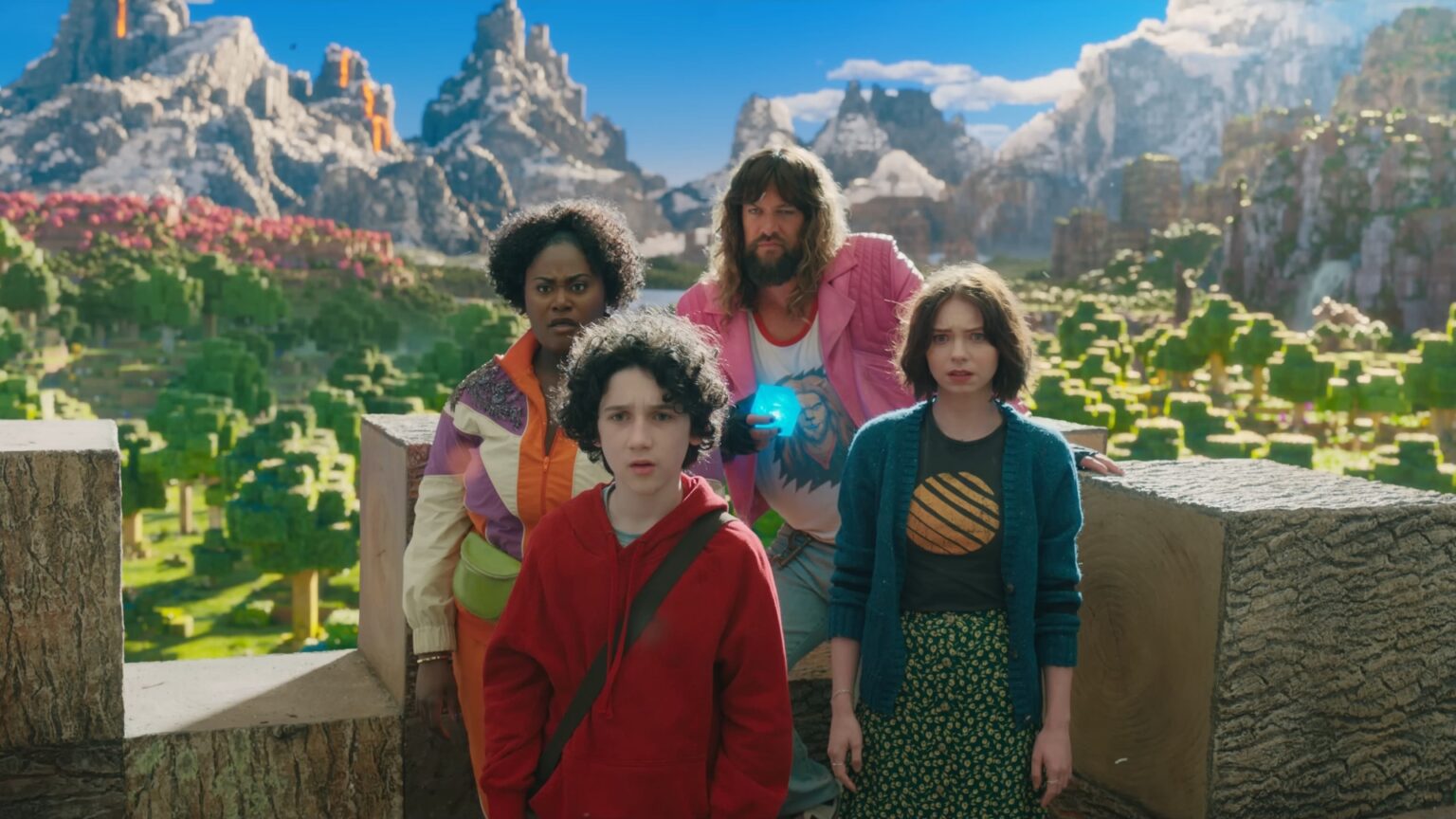 YouTuber transforma trailer do filme de Minecraft em animação igual ao jogo Danielle Brooks, Sebastian Eugene Hansen, Jason Momoa e Emma Myers em cena do trailer de Um Filme Minecraft (Reprodução / Warner Bros.)