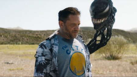Colaboração entre diretora e ator foi importante para Venom: A Última Rodada Tom Hardy como Eddie Brock em cena de Venom: A Última Rodada (Reprodução)