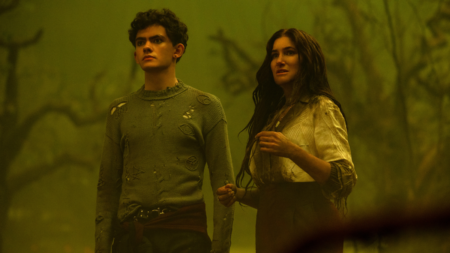 Wiccano (Joe Locke) e Agatha Harkness (Kathryn Hahn) em Agatha Desde Sempre