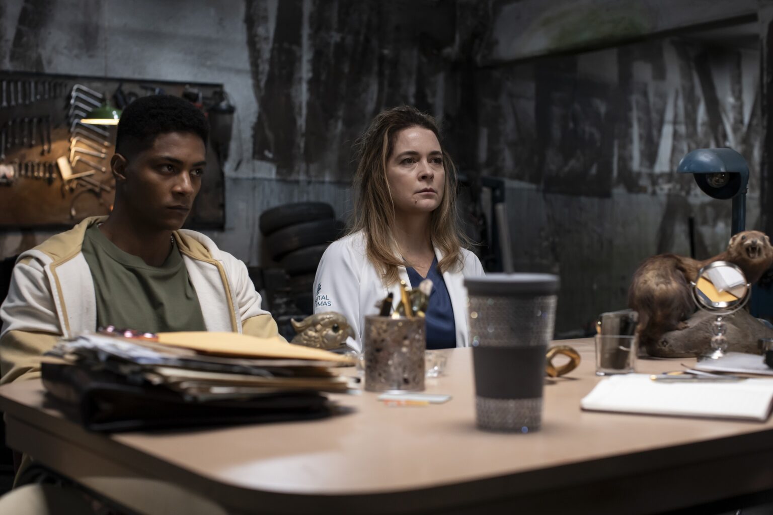 Prime Video divulga trailer e novas imagens de Sutura Ícaro (Humberto Morais) e Mancini (Cláudia Abreu) em Sutura (Foto: Adriano Vizoni/Pivô Audiovisual)
