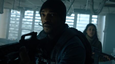 Anthony Mackie e Morena Baccarin em A Linha da Extinção (Reprodução)