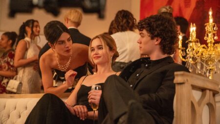 Sara Silva, Sarah Catherine Hook e Zac Burgess em Segundas Intenções (Reprodução / Prime Video)
