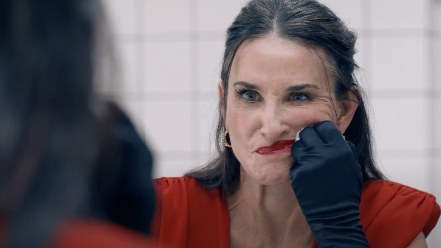 A Substância disputará prêmio no Globo de Ouro, saiba em qual categoria Demi Moore em A Substância (Reprodução)