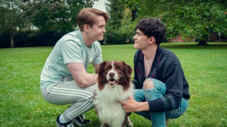 Kit Connor como Nick e Joe Locke como Charlie em Heartstopper (Reprodução / Netflix)