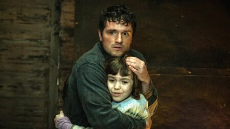 Josh Hutcherson e Piper Rubio em Five Nights at Freddy's: O Pesadelo Sem Fim (Reprodução)