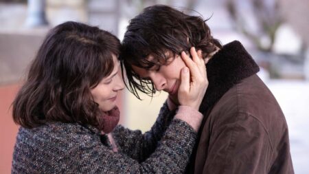 Inverno em Paris é uma história íntima e sensível sobre perda e autodescoberta Juliette Binoche como Isabelle e Paul Kircher como Lucas em Inverno em Paris (Reprodução / Pandora Filmes)