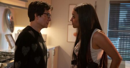 Corretor de imóveis retorna ao crime no trailer cheio de pancadaria de Amor Bandido Ke Huy Quan e Ariana DeBose em Amor Bandido (Reprodução / Universal)