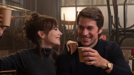 Lucas Bravo afirma que talvez não volte na 5° temporada de Emily in Paris Lucas Bravo e Lilly Collins em Emily in Paris da Netflix