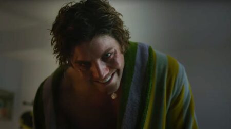 Lukas Gage como Lewis em Sorria 2 (Reprodução)