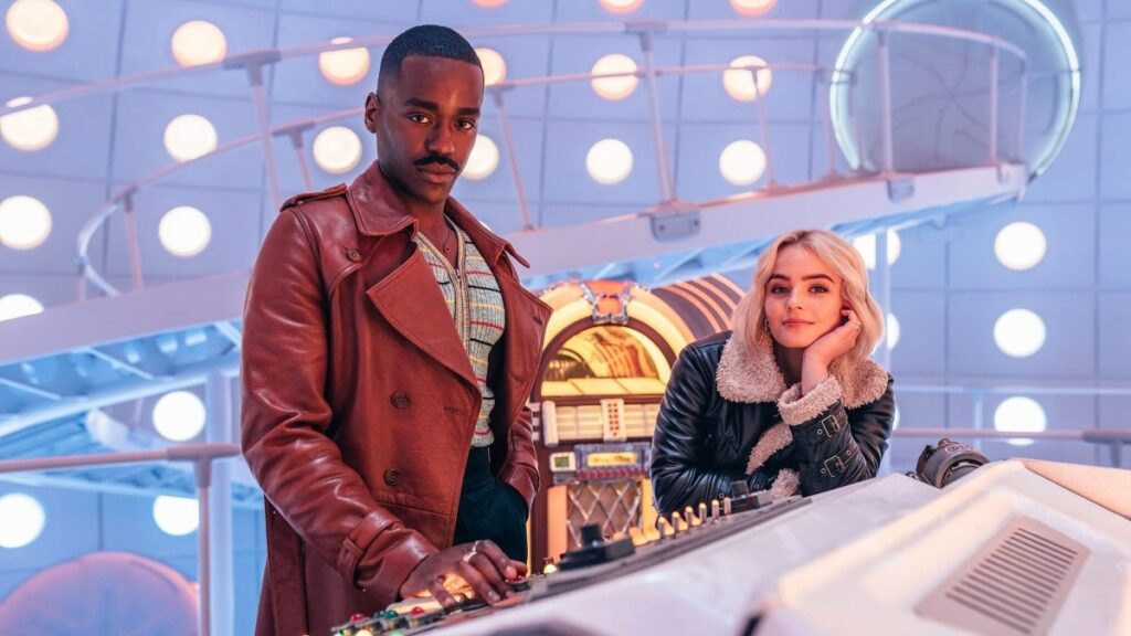 Ncuti Gatwa compartilha ótima notícia sobre a série Doctor Who Ncuti Gatwa e Millie Gibson em Doctor Who (Divulgação / Disney+)