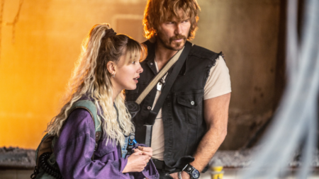 Millie Bobby Brown como Michelle e Chris Pratt como Keats em The Electric State (Reprodução / Netflix)