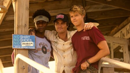Jonathan Daviss, Chase Stokes, e Rudy Pankow em Outer Banks (Reprodução / Netflix)