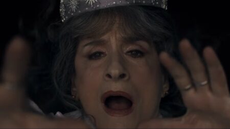 Patti LuPone em Agatha Desde Sempre (Reprodução / Disney+)