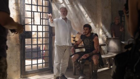 Ridley Scott e Paul Mescal no set de Gladiador 2 (Reprodução)