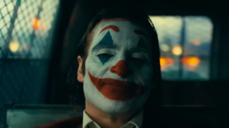 Joaquin Pheonix como Coringa em Coringa: Delírio a Dois