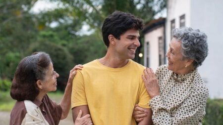 Cristina Pereira, Diego Montez e Analu Prestes em A Herança (Reprodução / Sony Pictures)