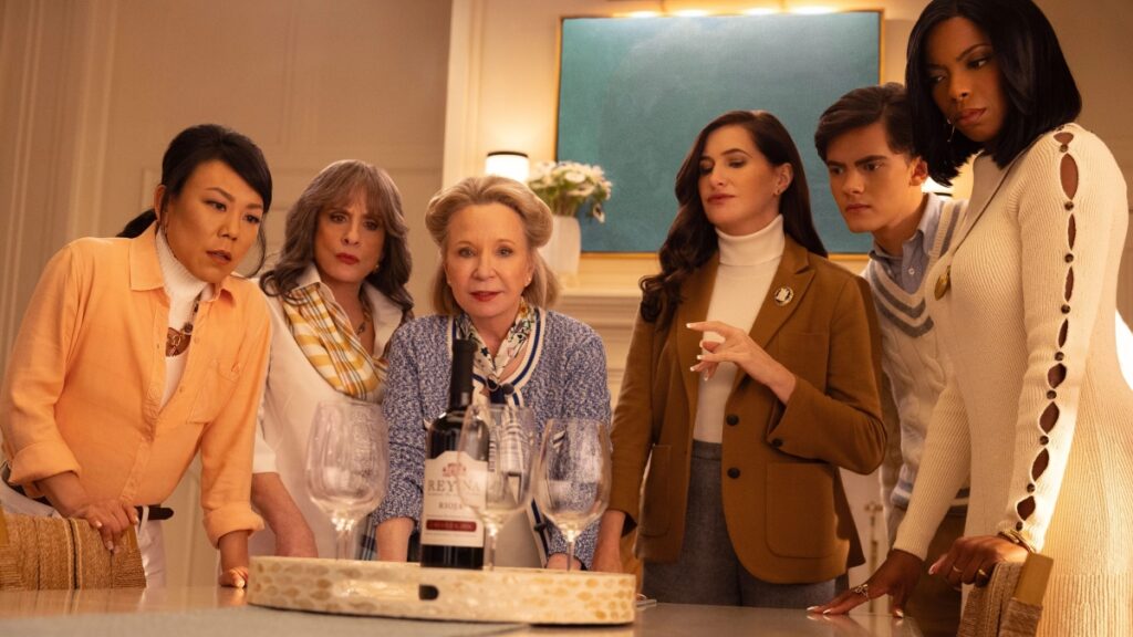 Diretora de Agatha Desde Sempre explica decisão de matar personagem Ali Ahn, Patti LuPone, Debra Jo Rupp, Kathryn Hahn, Joe Locke e Sasheer Zamata em Agatha Desde Sempre (Reprodução / Disney+)