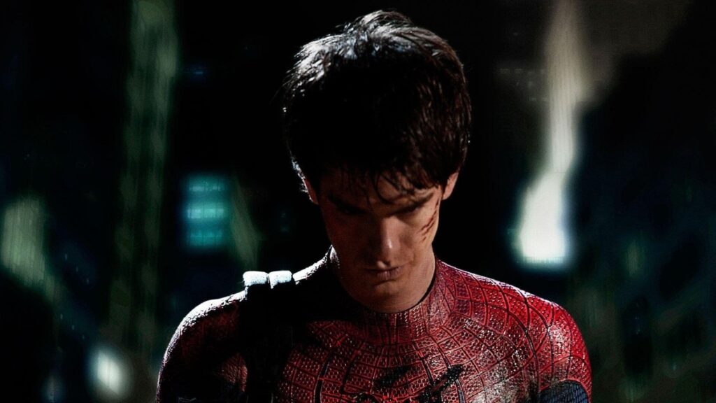 Andrew Garfield se abre sobre os sacrifícios de interpretar o Homem-Aranha Andrew Garfield como Peter Parker em O Espetacular Homem-Aranha (Reprodução / Sony)