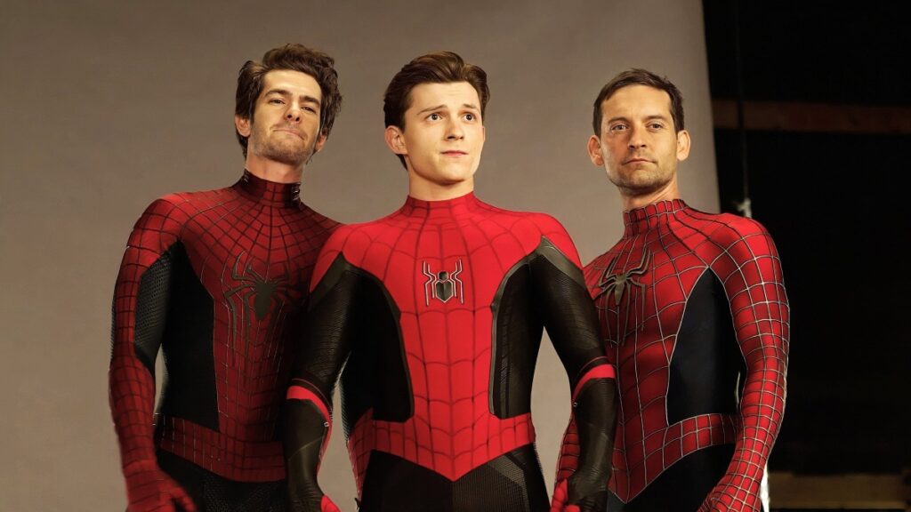 Andrew Garfield escolhe o seu Homem-Aranha favorito: “estava praticando ser como ele” Andrew Garfield, Tom Holland e Tobey Maguire (Reprodução)