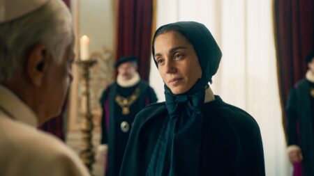 Cristiana Dell'Anna em Cabrini (Reprodução / Paris Filmes)