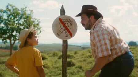 Isaac Amendoim como Chico Bento e Luís Lobianco como Nhô Lau em Chico Bento e a Goiabeira Maraviósa (Reprodução)