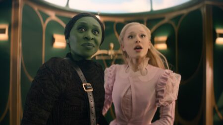 Cynthia Erivo como Elphaba e Ariana Grande como Glinda em Wicked (Reprodução / Universal)