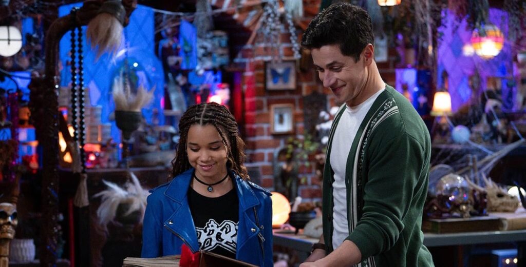 Continuação de Os Feiticeiros de Waverly Place levou anos de desenvolvimento Janice LeAnn Brown e David Henrie em Os Feiticeiros Além de Waverly Place (Reprodução / Disney)