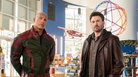 Dwayne Johnson e Chris Evans em Operação Natal (Reprodução)
