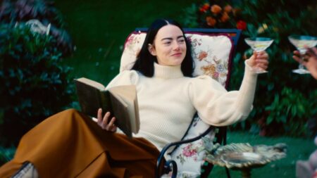 Emma Stone como Bella Baxter em Pobre Criaturas (Reprodução)
