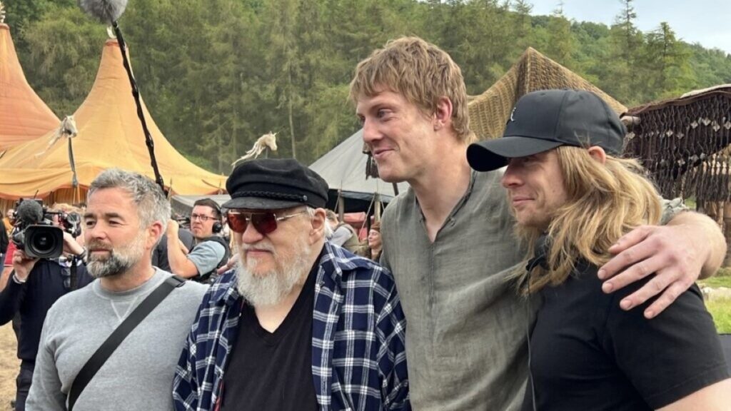 George R. R. Martin está empolgado com O Cavaleiro dos Sete Reinos George R. R. Martin no set O Cavaleiro dos Sete Reinos (Reprodução / Not A Blog)