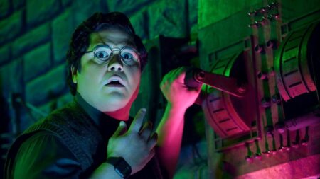 Harvey Guillén como Guillermo em What We Do In The Shadows (Reprodução)