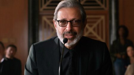 Jeff Goldblum defende Jurassic World: Domínio: “É difícil fazer um bom filme” Ian Malcom (Jeff Goldblum) em Jurassic World: Reino Ameaçado (Reprodução / Universal Pictures)