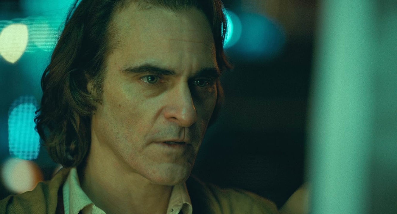 Joaquin Phoenix como Arthur Fleck em Coringa (Reprodução / Warner Bros.)