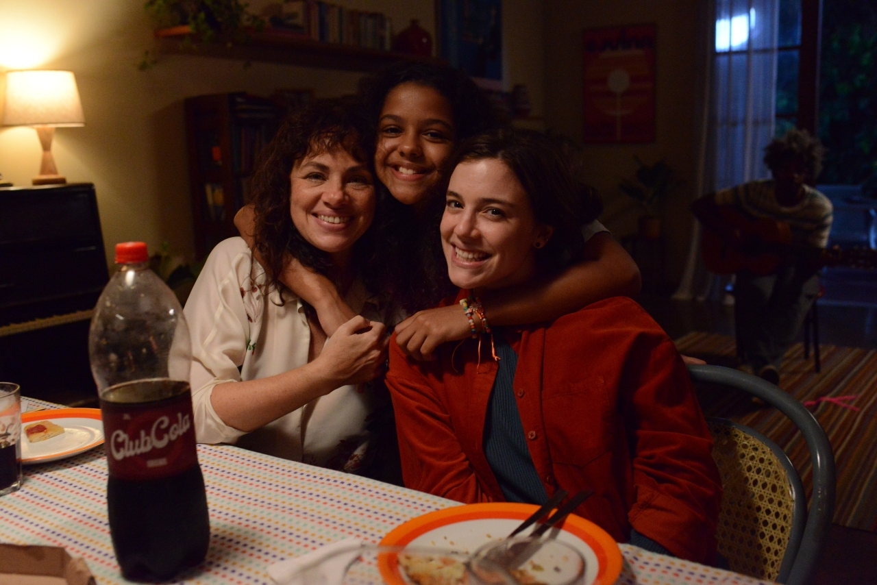 Conheça o elenco do filme A Vilã das Nove 2 Karine Teles, Laura Pessoa e Alice Wegmann em A Vilãs das Nove (Divulgação / Lupa Filmes)
