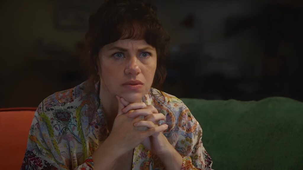 Conheça o elenco do filme A Vilã das Nove Karine Teles em A Vilã das Nove (Reprodução)