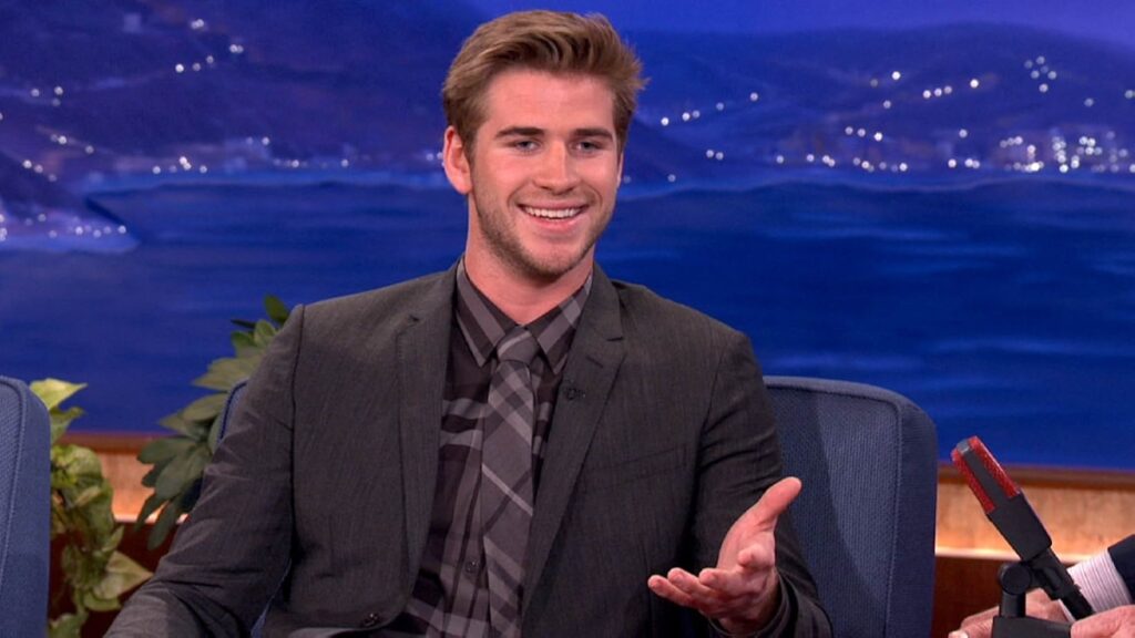 Liam Hemsworth compara sua experiência em The Witcher com a regeneração de Doctor Who Liam Hemsworth (Reprodução)