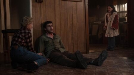 Christopher Abbott, Julia Garner, Matilda Firth em Lobisomem (Reprodução / Universal Pictures)