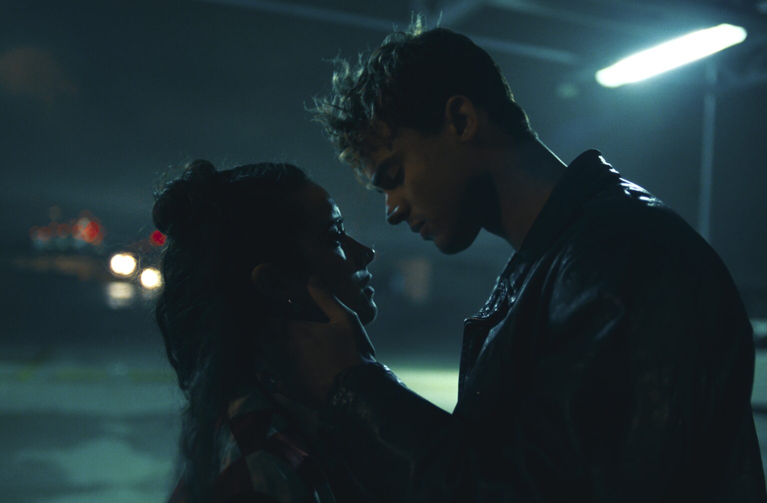 Prime Vídeo divulga trailer oficial de Minha Culpa: Londres Noah (Asha Banks) e Nick (Matthew Broome) em Minha Culpa: Londres (Reprodução / Prime Video)