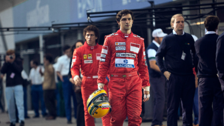 Gabriel Leone como Ayrton Senna em Senna, série da Netflix