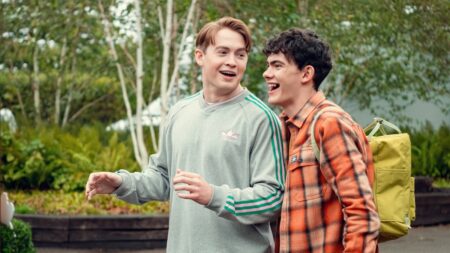 Kit Connor como Nick e Joe Locke como Charlie em Heartstopper (Reprodução / Netflix)