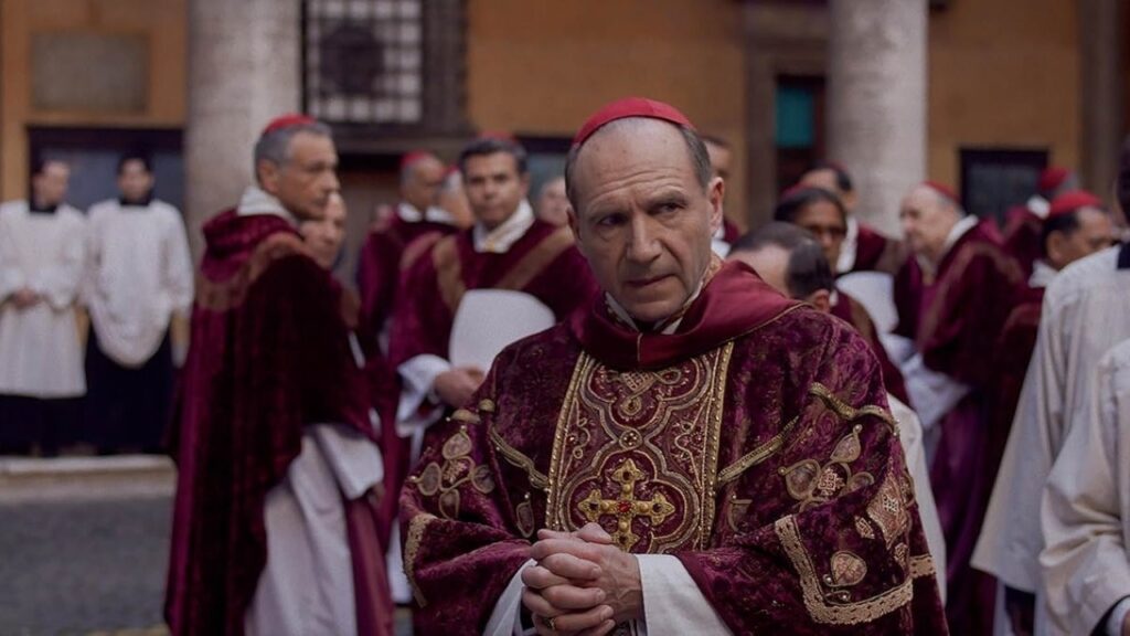 Ralph Fiennes revela detalhes da trama de 28 Years Later Ralph Fiennes como Lawrence em Conclave (Reprodução)