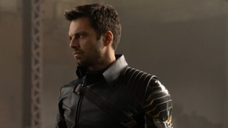 Sebastian Stan revela dificuldade na carreira antes de ser salvo pela Marvel Sebastian Stan como Bucky Barnes em Falcão e o Soldado Invernal (Reprodução / Disney+)